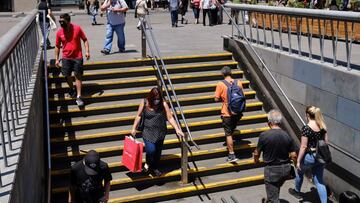 AME2114. SANTIAGO (CHILE), 30/11/2020.- Un grupo de personas es visto este lunes mientras acceden al metro en Santiago (Chile). La comuna de Santiago Centro en la capital chilena se encuentra en fase 4, lo que indica una relajación en las medidas contra la pandemia de la COVID-19 ante la mejoría de las cifras de contagios en el país. EFE/Alberto Valdés