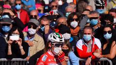 Aficionados con mascarilla antes de la salida de la und&eacute;cima etapa del Giro de Italia.