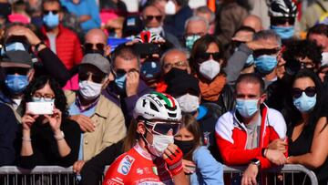 Aficionados con mascarilla antes de la salida de la und&eacute;cima etapa del Giro de Italia.