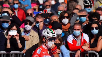 Aficionados con mascarilla antes de la salida de la und&eacute;cima etapa del Giro de Italia.