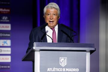 El presidente del Atlético de Madrid, Enrique Cerezo, interviene durante la presentación del nuevo jugador, Robin Le Normand.