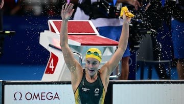 Australia's Kaylee McKeown celebrates winning the final of the women's 100m backstroke swimming event during the Paris 2024 Olympic Games at the Paris La Defense Arena in Nanterre, west of Paris, on July 30, 2024. (Photo by Fran�ois-Xavier MARIT / AFP)