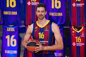 El p¨ªvot del FC Barcelona estuvo desde el a?o 1999 hasta el 2001 en el conjunto cul¨¦. A partir del 2001, Pau Gasol y su trayectoria se resumen en la NBA: Memphis Grizzlies, Los ?ngeles Lakers, Chicago Bulls, San Antonio Spurs y Milwaukee Bucks han sido todos los equipos en los que ha estado el jugador catal¨¢n. En la temporada 2020-2021 sorprendi¨® a todo el mundo tras un a?o estando inactivo con su regreso al FC Barcelona. Durante esa campa?a lleg¨® a la final de la Euroliga perdiendo contra el Anadolu Efes y gan¨® la Liga ACB contra el Real Madrid. Un a?o despu¨¦s, el p¨ªvot cul¨¦ anunci¨® su retirada definitiva de la competici¨®n deportiva.