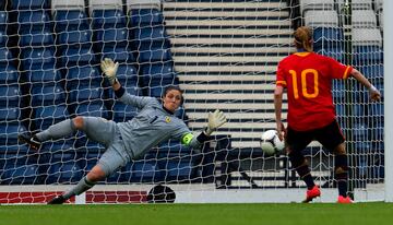 Es la portera con más internacionalidades, 203, tanto en hombres como mujeres. Hizo su debut con la selección en 1998, con solo 16 años, asumió la capitanía en 2009 y el último partido lo disputó en 2017. En todo este tiempo, la selección escocesa pasó de la clase B a jugar la Eurocopa de 2017, donde no pasó de la fase de grupos.