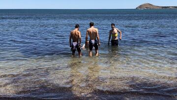 Los ciclistas del BMC se ba&ntilde;an en la playa tras la tercera etapa del Tour Down Under, donde han rodado con casi 40 grados de media.