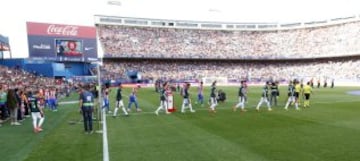 Salida al campo de ambos equipos.