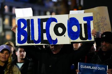 Pancartas de protesta de los aficionados del Chelsea contra BlueCo y Clearlake Capital, propietarios del club.