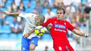 <b>ENTREGA CARACTERÍSTICA. </b>Manolo mete la cabeza para despejar el balón en presencia de Bilic, en el partido del pasado domingo.