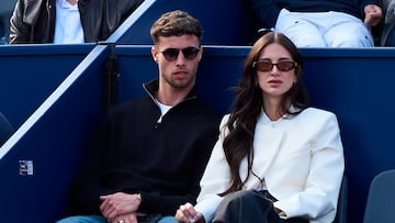 Javi Puado, futbolista español que juega como delantero para el R. C. D. Espanyol, junto a su pareja sentimental.