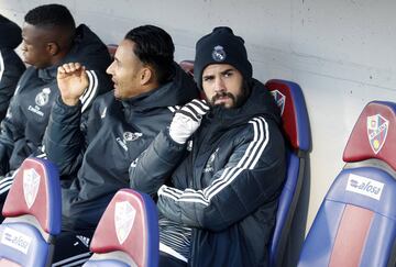 Keylor Navas and Isco on the bench in Huesca