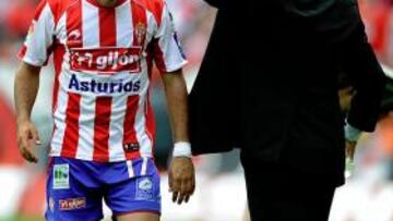 <b>APOYO. </b>Manuel Preciado, consolando el pasado domingo a un cabizbajo Diego Castro.