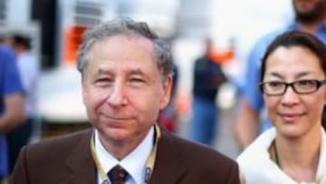 <b>JEFE DE LA FIA. </b>Todt con su mujer paseando por el 'paddock'.
