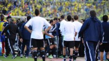 Javier Mascherano en el momento de propinar una patada al camillero.