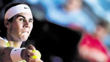 <b>VILAS ES EL OBJETIVO. </b>La mirada de Rafa Nadal parece dirigirse a Moyá y a la bola: no exactamente. El príncipe de la tierra batida ya mira al récord de Guillermo Vilas.