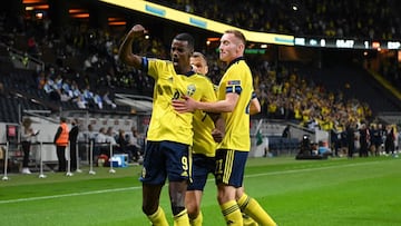 Isak, celebrando un gol con Suecia.