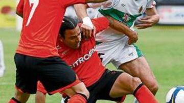 <b>SIGUE SIENDO COLISTA. </b>Acciari intenta marcharse ante la presión de Fajardo, ayer en el Martínez Valero.