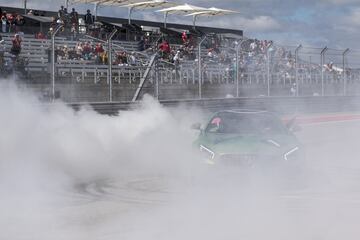 Lewis Hamilton al volante y Usain Bolt de copiloto disfrutan del deportivo de Mercedes.