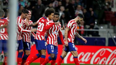Los jugadores del Atlético celebran un gol ante el Real Valladolid.