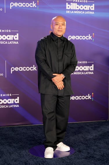 Mike Van posa en la alfombra roja de los Premios Billboard de la Música Latina 2025.