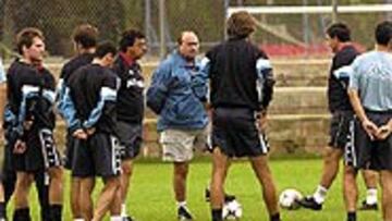 <B>SERIEDAD</b>. Paco Flores no tuvo reparos en alargar más de media hora el entrenamiento de ayer.