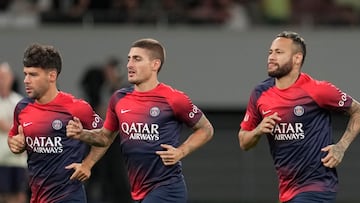 Tokyo (Japan), 01/08/2023.- PSG's Neymar Jr. (R), Marco Verratti (C), and Juan Bernat (L) jog after a pre-season club friendly match between Paris Saint-Germain and Inter Milan at the National Stadium in Tokyo, Japan, 01 August 2023. (Futbol, Amistoso, Japón, Tokio) EFE/EPA/KIMIMASA MAYAMA
