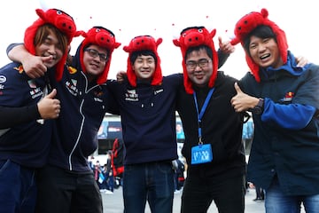 Durante la práctica del Gran Premio de Japón, desarrollado en el circuito de Suzuka, se ha podido ver un desfile de los sombreros más variopintos.