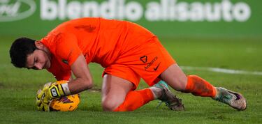 El Andorra consiguió una meritoria victoria en el duelo directo con el Mirandés y se acerca a los puestos de salvación. Ratti estuvo inconmensurable con cinco paradas que sirvieron para mantener su portería a cero. A destacar una espectacular manopla en un remate de cabeza de Sergio Barcia.