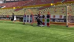 Arquero juega Twister mientras entrena con su equipo