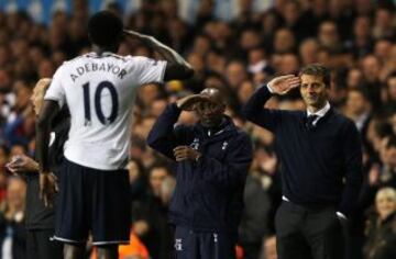 Emmanuel Adebayor del Tottenham Hotspur celebra su segundo gol con el entrenador Tim Sherwood.