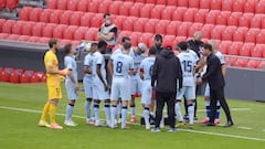 Simeone dialoga con sus juadores en la primera pausa de hidrataci&oacute;n.