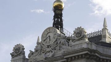 Reloj en la fachada de la sede del Banco de Espa&ntilde;a. EFE/Kiko Huesca/Archivo