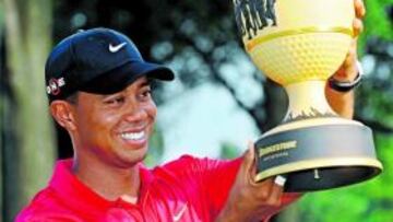 <b>GANADOR. </b>Tiger Woods con el trofeo del Bridgestone Invitational.