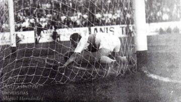 El paraguayo &Aacute;ngel Romero, el mejor jugador de la historia del Elche, marc&oacute; de cabeza y de rodillas, al Real Murcia en La Condomina, en la temporada 63/64.