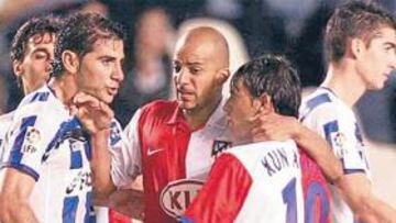 <b>BRONCA FINAL. </b>El partido acabó en una sucesión de faltas y discusiones. En la imagen, Luccin separa a Riki y Agüero, con Arbeloa detrás.