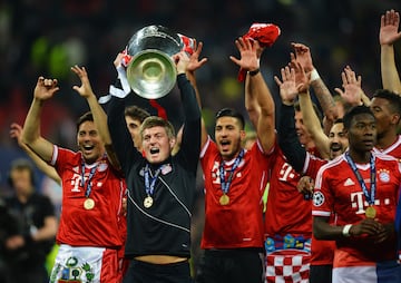 Junto con Cristiano Ronaldo, el ¨²nico de esta lista que ha ganado la Champions League con dos clubes distintos. La primera fue con el Bayern M¨²nich en la temporada 2012/13 ante el Borussia Dortmund, aunque no pudo jugar porque en la ida de los cuartos de final se lesion¨® frente a la Juventus. Kroos, que lleg¨® a disputar aquella temporada 37 partidos, levantar¨ªa con el Real Madrid otras cuatro, siendo titular en todas ellas desde la Und¨¦cima.