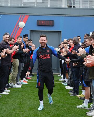 Pasillo a Lionel Messi de sus compañeros del Paris Saint-Germain Football Club tras convertirse en campeón del mundo con Argentina.