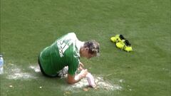 Directo a la ducha: así terminó Guardado en su cumpleaños