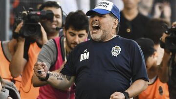 Maradona durante un partido con Gimnasia. 
