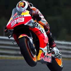 Lorenzo encuentra cosas interesantes en los test de Jerez