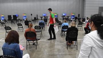 Brisbane (Australia), 11/08/2021.- People wait inside the mass vaccination hub at the Brisbane Convention and Exhibition Centre in Brisbane, Australia, 11 August 2021. A mass vaccination hub, delivering Pfizer and second doses of AstraZeneca (Vaxzevria) which will be open seven days a week and is expected to administer 1,000-1,500 doses per day was opened at the Brisbane Convention and Exhibition Centre. (Abierto) EFE/EPA/DARREN ENGLAND AUSTRALIA AND NEW ZEALAND OUT