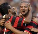 Adriano marca el primer gol de su equipo en su debut con el Flamengo