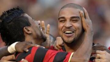 El delantero brasileño Adriano, ex jugador del Inter de Milán, anotó un gol esta pasada madrugada en su debut con el Flamengo, contribuyendo a la victoria (2-1) de su equipo ante el Atlético Paranaense en la Liga brasileña.