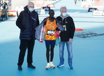 El keniano Lawrence Cherono (2h05:12) se impuso al sprint






