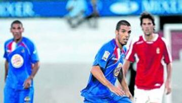 <b>SEGURIDAD. </b>Celestini controla un balón ante la presión rival.