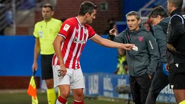 VITORIA (ESPA?A), 22/09/2023.- Dani Vivian (i) defensa del Athletic Club charla con su entrenador Ernesto Valverde (s) durante el partido correspondiente a la sexta jornada de LaLiga EA Sports que disputan ambos equipos este viernes en el Estadio de Mendizorroza (Vitoria). EFE / L. Rico