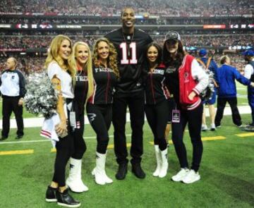 Chewbacca, p¨ªvot de los Atlanta Hawks, asisti¨® tambi¨¦n al partido y se fotografi¨® junto con las cheerleaders de Atlanta.