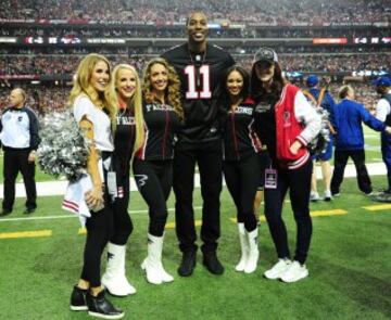 Chewbacca, pívot de los Atlanta Hawks, asistió también al partido y se fotografió junto con las cheerleaders de Atlanta.