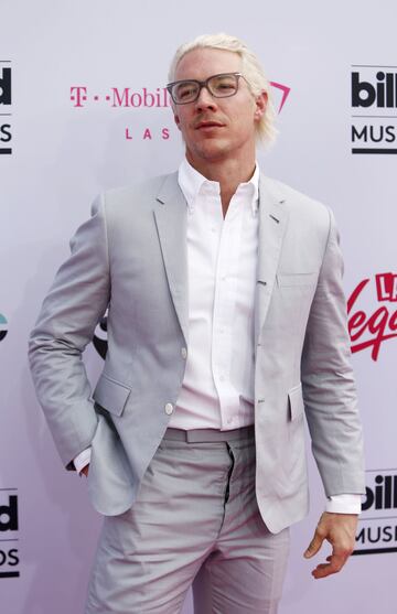 El DJ y productor Diplo apareció con un look muy distinto al que acostumbra.