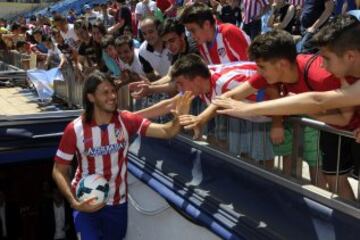 Se marchó traspasado al Manchester City procedente del Atlético a las pocas semanas de llegar al club colchonero. El defensa argentino llegó gratis y se fue dejando un buen montante para el Atlético.