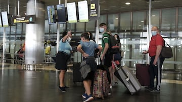 GRAFCAN1478. TELDE (GRAN CANARIA) (ESPAÑA), 19/07/2021.- Viajeros procedentes del Reino Unido llegan este lunes al aeropuerto de Gran Canaria en el primer día que el Gobierno británico permite a sus ciudadanos viajar a destinos en ámbar el semáforo covid, como España, sin necesidad de someterse a una cuarentena a su regreso si están vacunados con la pauta completa. EFE/Ángel Medina G.